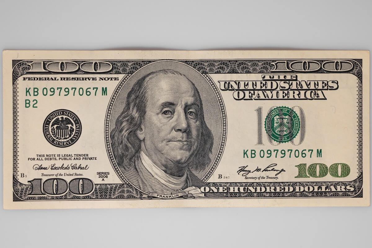 a United States $100 bill